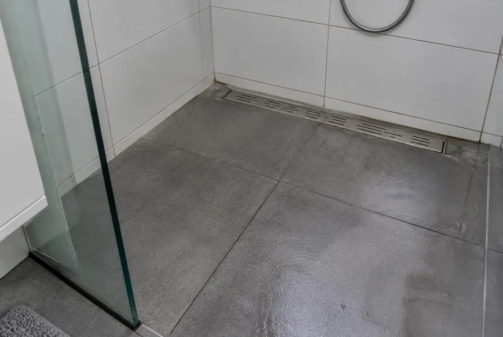 Lekdetectie Weesp – lekkende inloopdouche met natte voegen