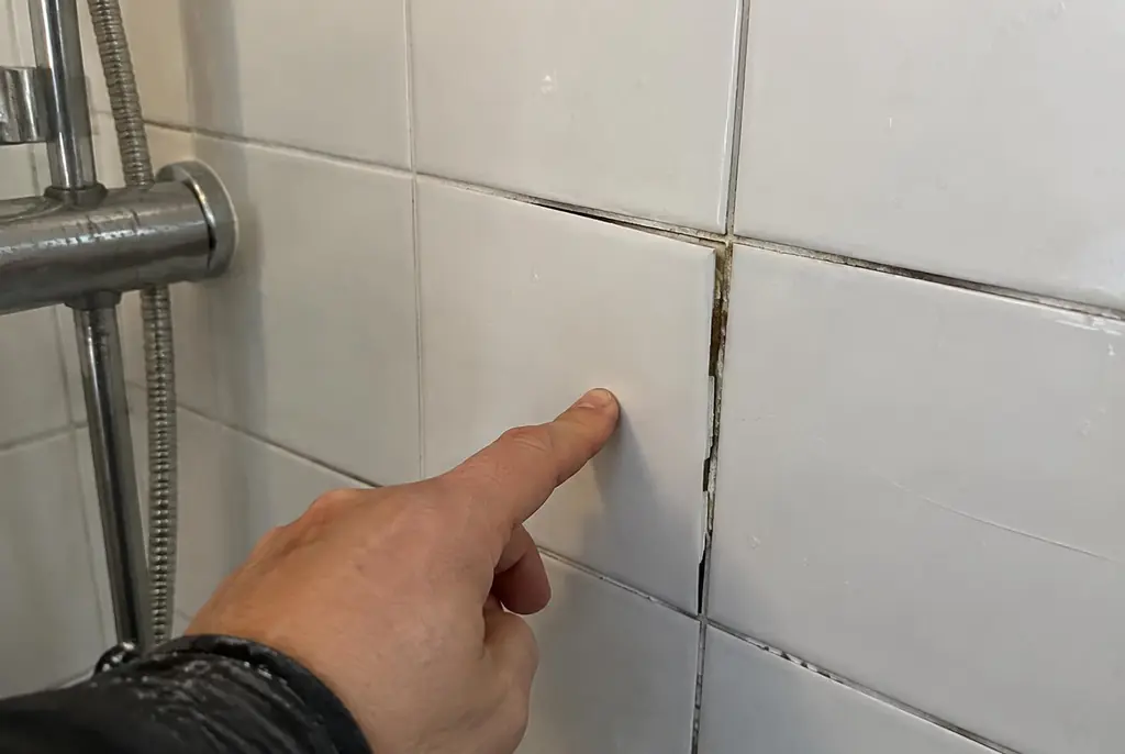 Lekdetectie Weesp – losse, holle badkamertegels door een lekkage