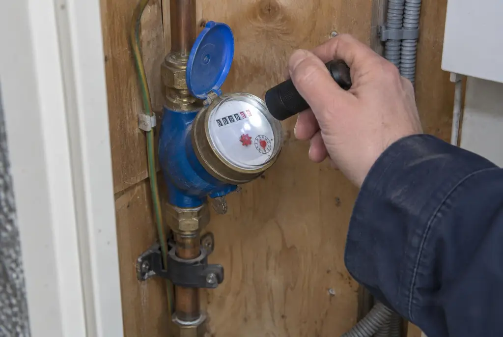 Lekdetectie Weesp – watermeter in de meterkast controleren met een zaklamp